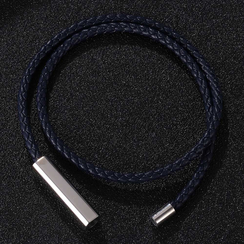 Bracelet cordon en cuir marine à enrouler avec barrette métallique argentée lisse.