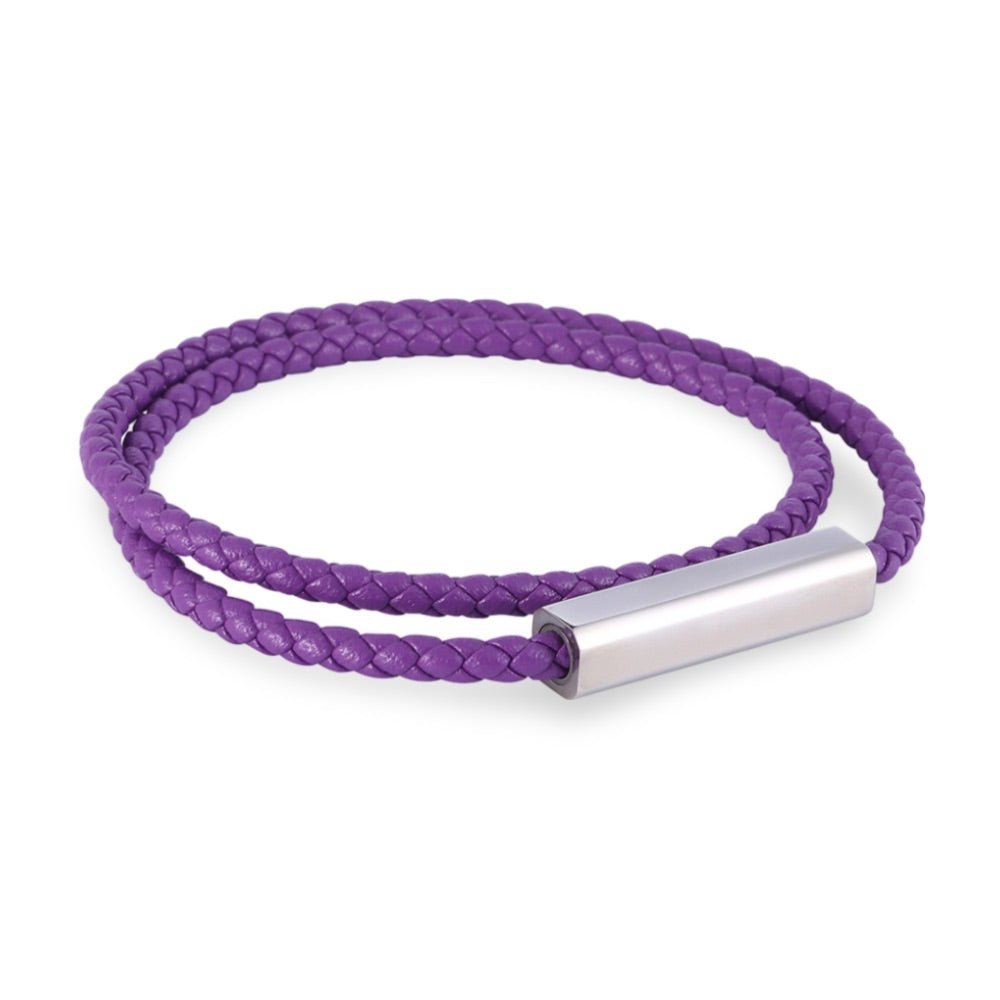 Bracelet cordon violet en cuir tressé à double tour avec fermoir barre argenté lisse.