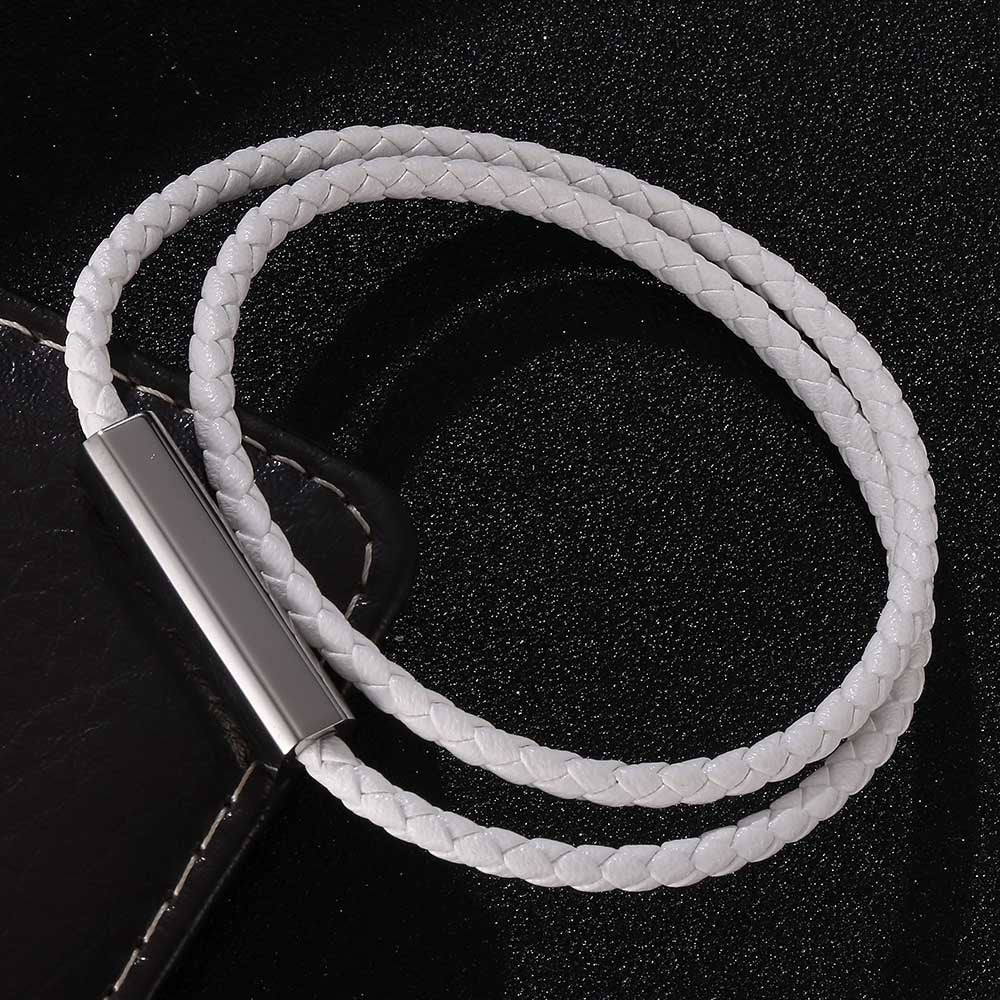 Bracelet cordon blanc en cuir tressé à double tour avec plaque métallique rectangulaire brillante.