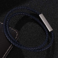 Bracelet cordon en cuir marine tressé avec fermoir argenté rectangulaire lisse.