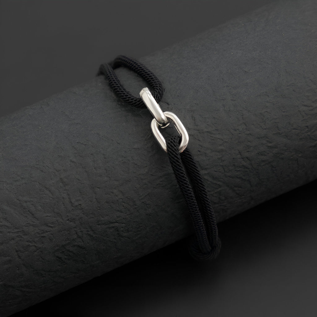 Bracelet cordon noir avec maillons croisés argentés, modèle Everett élégant et unisexe.