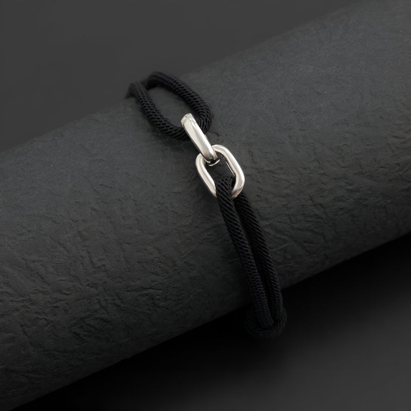 Bracelet cordon noir avec maillons croisés argentés, modèle Everett élégant et unisexe.