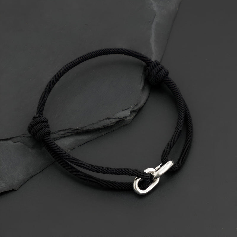 Bracelet cordon noir avec maillon croisé argenté et fermoir à mousqueton.