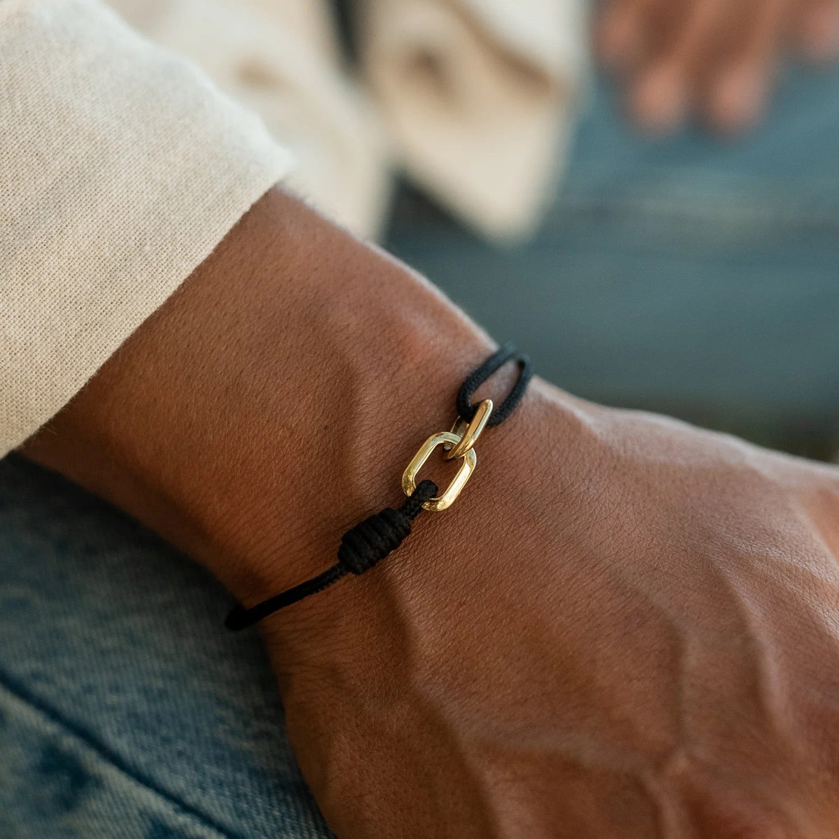 Bracelet cordon noir à maillons croisés, finition dorée ou argentée, modèle Everett