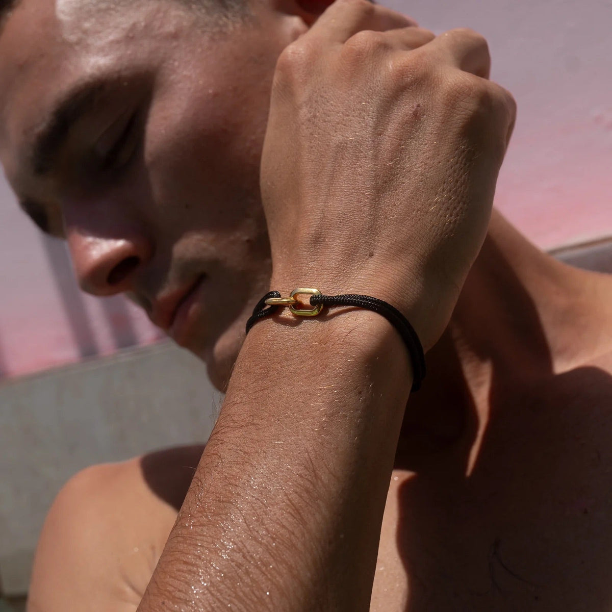Bracelet cordon noir à maillons croisés, finition dorée ou argentée, modèle Everett