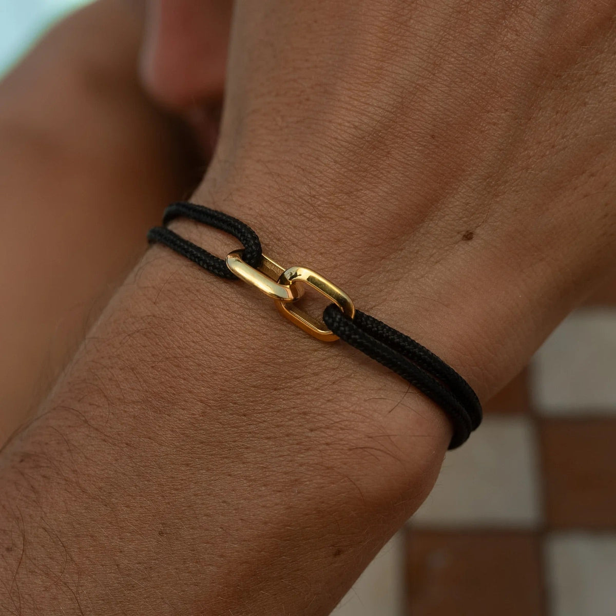 Bracelet cordon noir à maillons croisés, finition dorée ou argentée, modèle Everett