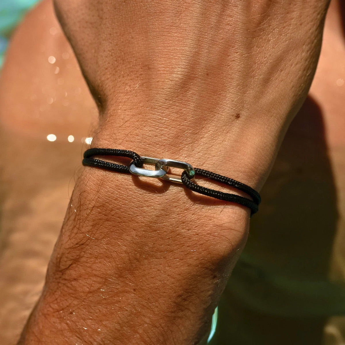 Bracelet cordon noir à maillons croisés, finition dorée ou argentée, modèle Everett