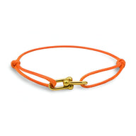 Bracelet cordon orange avec maillons croisés dorés et nœuds coulissants.