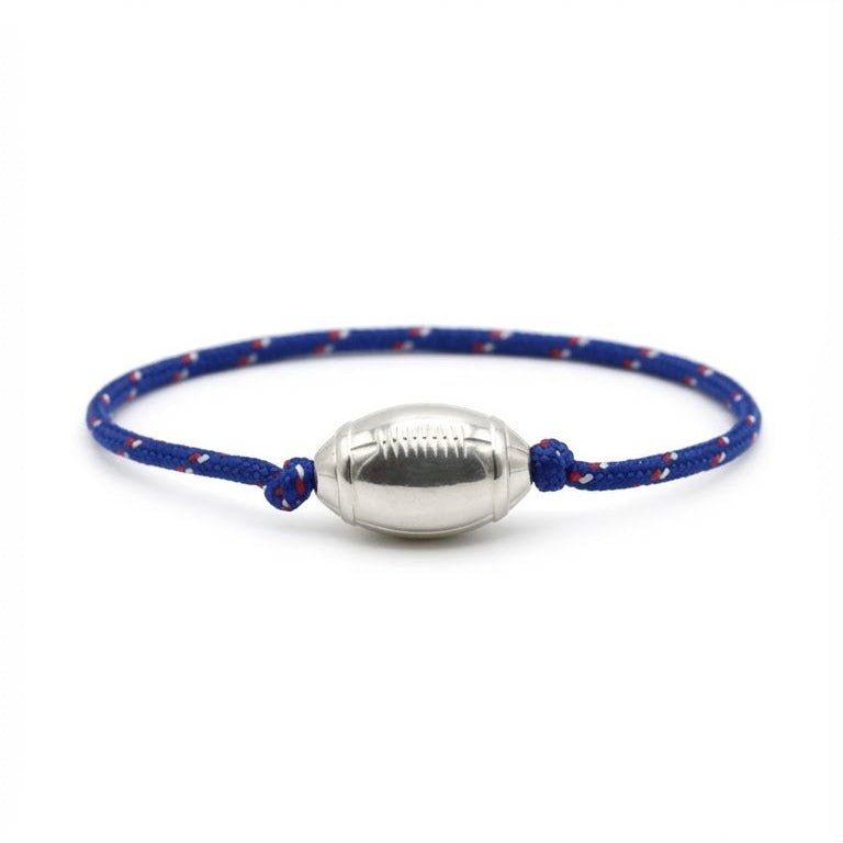 Bracelet cordon bleu marine avec motif rouge, pendant ballon de rugby argenté en métal lisse.