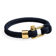 Bracelet cordon bleu marine avec mousqueton et fermoir en acier inoxydable doré, design pour homme.