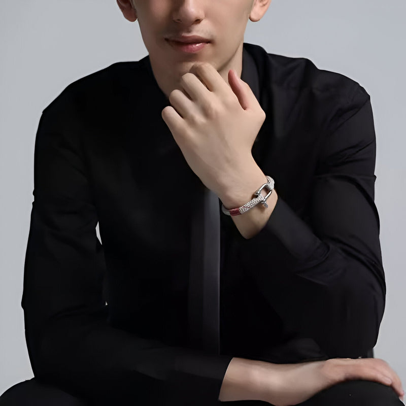 Bracelet cordon blanc avec mousqueton en acier inoxydable, porté au poignet d'un homme en chemise noire.