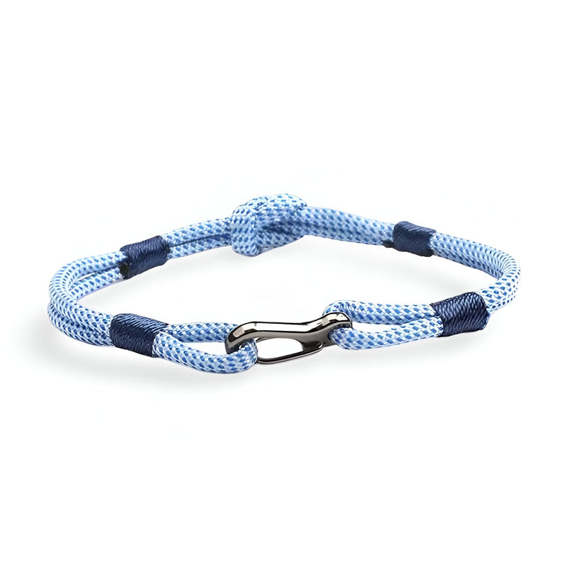 Bracelet cordon bleu et blanc à nœud avec fermoir mousqueton métal argenté pour homme.