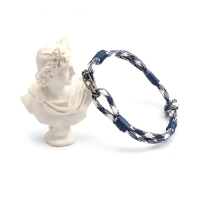 Bracelet cordon bleu et blanc à nœuds avec fermoir mousqueton métallique pour homme.