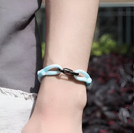 Bracelet cordon bleu et blanc noué avec mousqueton noir, style homme, modèle Parker.