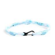 Bracelet cordon bleu et blanc à nœud avec fermoir mousqueton noir, modèle Parker pour homme.