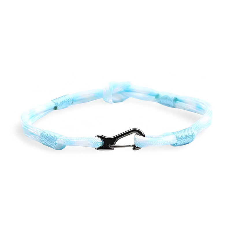 Bracelet cordon bleu et blanc à nœud avec fermoir mousqueton noir, modèle Parker pour homme.