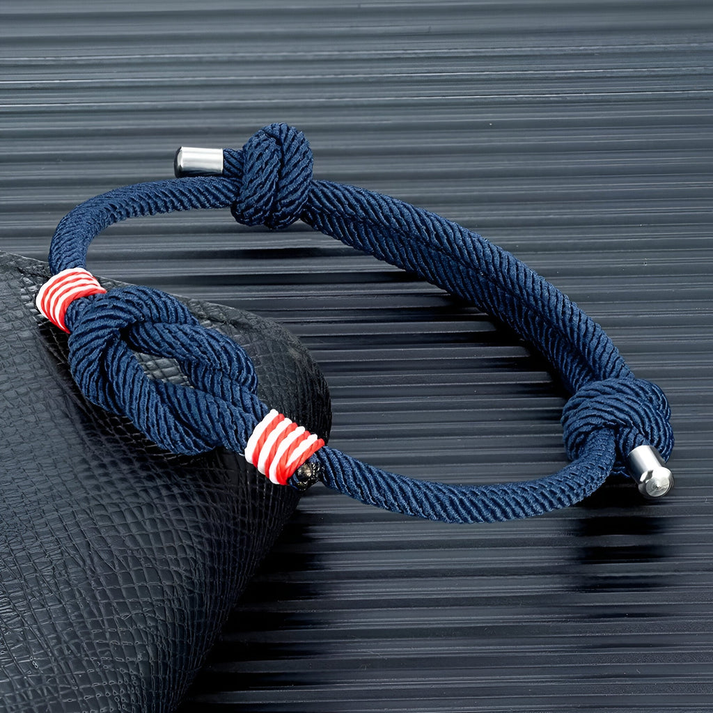 Bracelet cordon bleu marine avec nœud et rayures blanches et rouges, ajustable en acier inoxydable.