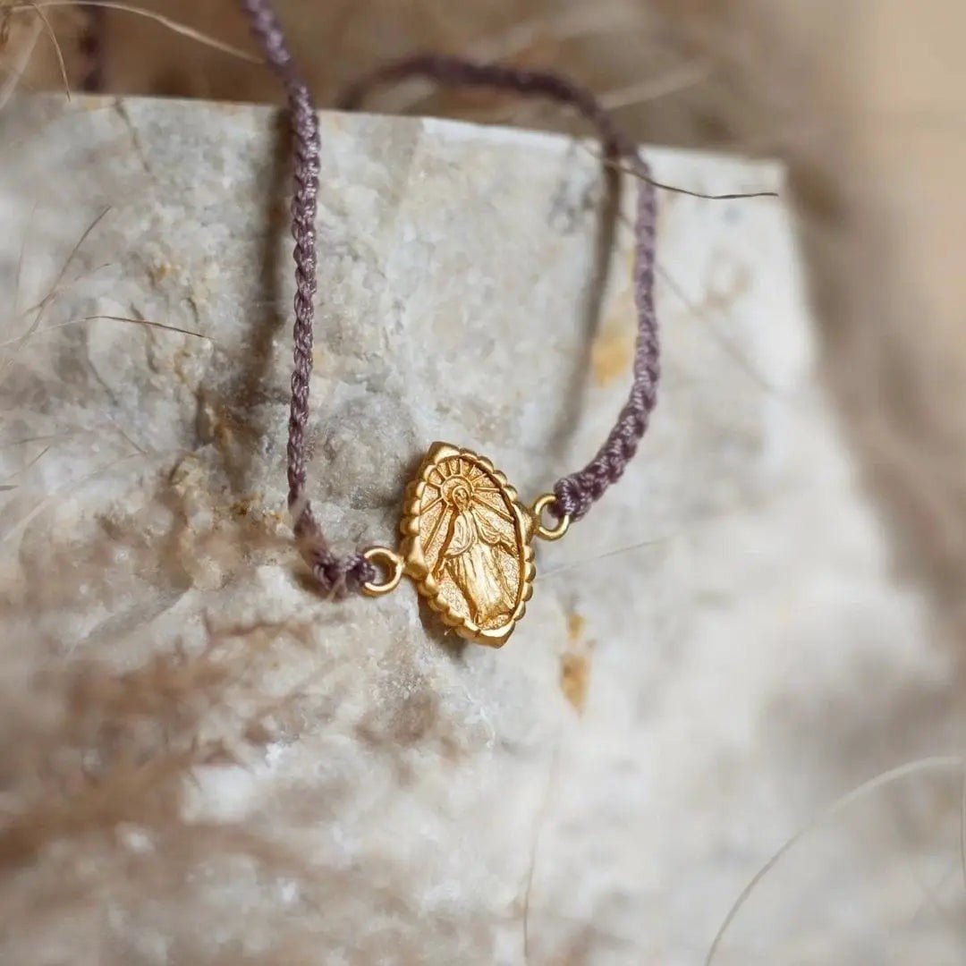 Pulseira de cordão ajustável com medalhão da Virgem Maria dourada, uma joia delicada repleta de graça e proteção para o seu dia a dia, modelo Magdelle
