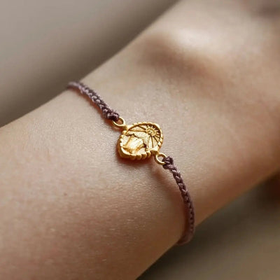 Pulseira de cordão ajustável com medalhão da Virgem Maria dourada, uma joia delicada repleta de graça e proteção para o seu dia a dia, modelo Magdelle