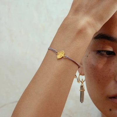 Pulseira de cordão ajustável com medalhão da Virgem Maria dourada, uma joia delicada repleta de graça e proteção para o seu dia a dia, modelo Magdelle