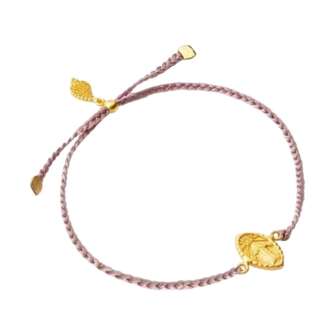 Pulseira de cordão ajustável com medalhão da Virgem Maria dourada, uma joia delicada repleta de graça e proteção para o seu dia a dia, modelo Magdelle