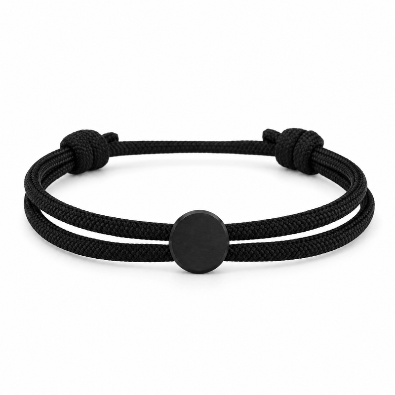 Bracelet Marsin Noir et noir, cordon ajustable et pastille ronde, posé de face sur fond blanc