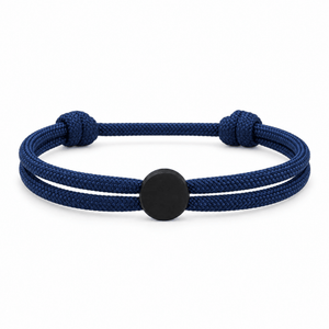 Bracelet Marsin Bleu marine et noir, cordon ajustable et pastille ronde, posé de face sur fond blanc