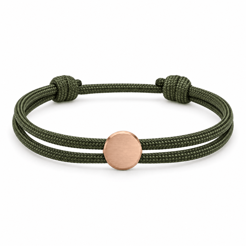 Bracelet Marsin Kaki et or rosé, cordon ajustable et pastille ronde, posé de face sur fond blanc