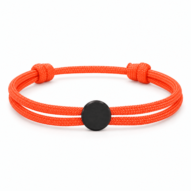 Bracelet Marsin Orange et noir, cordon ajustable et pastille ronde, posé de face sur fond blanc