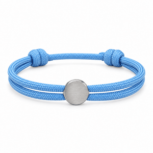 Bracelet Marsin Bleu clair et argent, cordon ajustable et pastille ronde, posé de face sur fond blanc