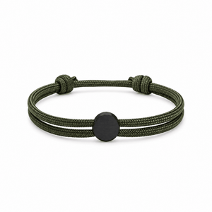 Bracelet Marsin Kaki et noir, cordon ajustable et pastille ronde, posé de face sur fond blanc
