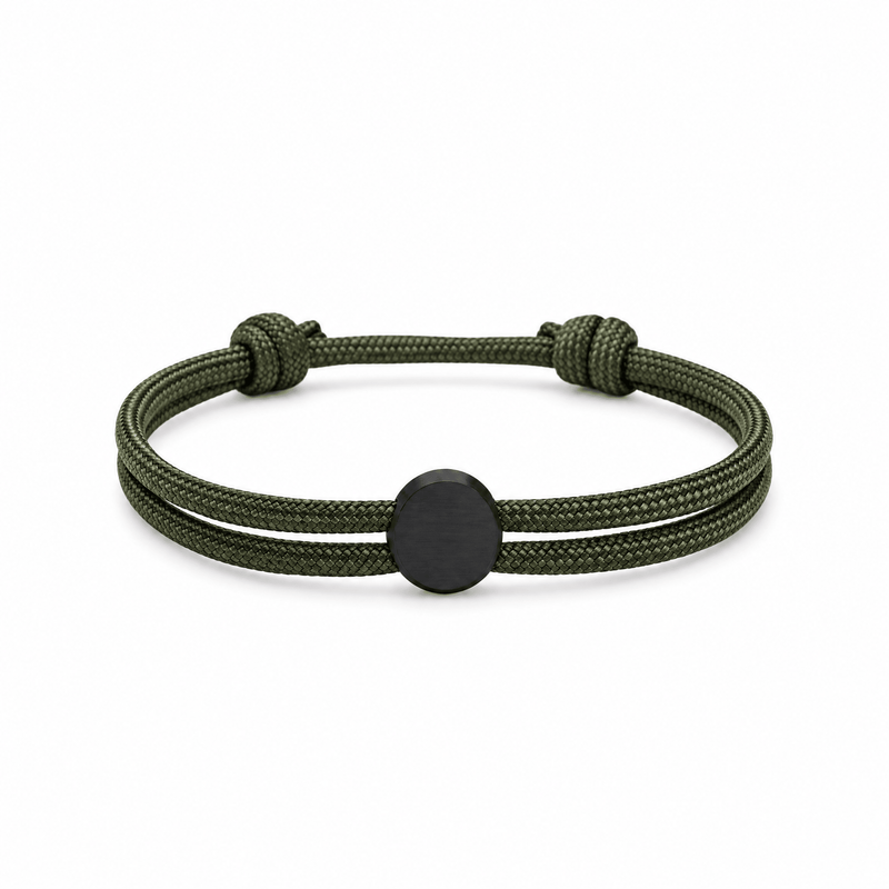 Bracelet Marsin Kaki et noir, cordon ajustable et pastille ronde, posé de face sur fond blanc