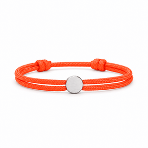 Bracelet Marsin Orange et argent, cordon ajustable et pastille ronde, posé de face sur fond blanc