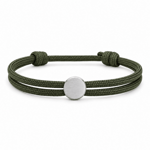 Bracelet Marsin Kaki et argent, cordon ajustable et pastille ronde, posé de face sur fond blanc