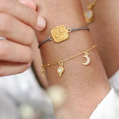 Pulsera de cordón ajustable, medallón celeste con acabado dorado, grabado de mensaje espiritual, joya talismán para mujer, modelo Sunsa