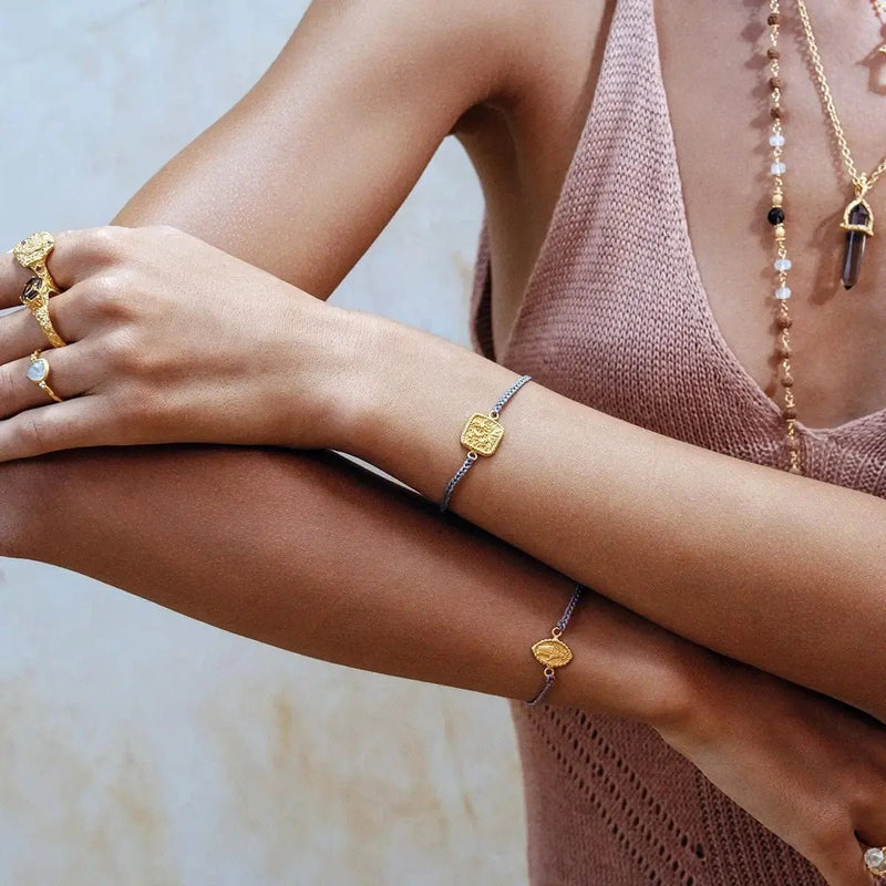 Verstellbares Kordelarmband, himmlischer Medaillon-Anhänger mit goldener Veredelung, Gravur mit spiritueller Botschaft, Talisman-Schmuck für Damen, Modell Sunsa