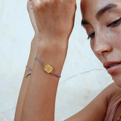 Pulsera de cordón ajustable, medallón celeste con acabado dorado, grabado de mensaje espiritual, joya talismán para mujer, modelo Sunsa