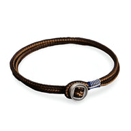 Bracelet cordon marron avec fermoir rond en argent sterling au design moderne.