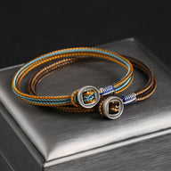 Bracelet cordon marron et bleu avec détail en argent sterling et fermoir carré élégant.