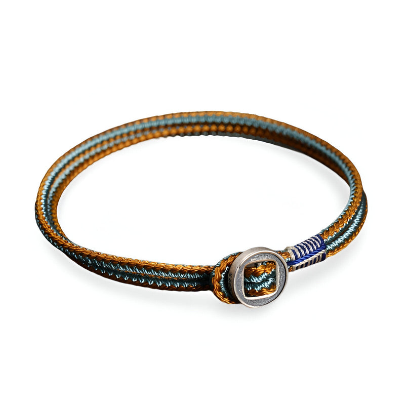 Bracelet cordon marron et bleu avec fermoir carré en argent sterling, style fin et élégant.