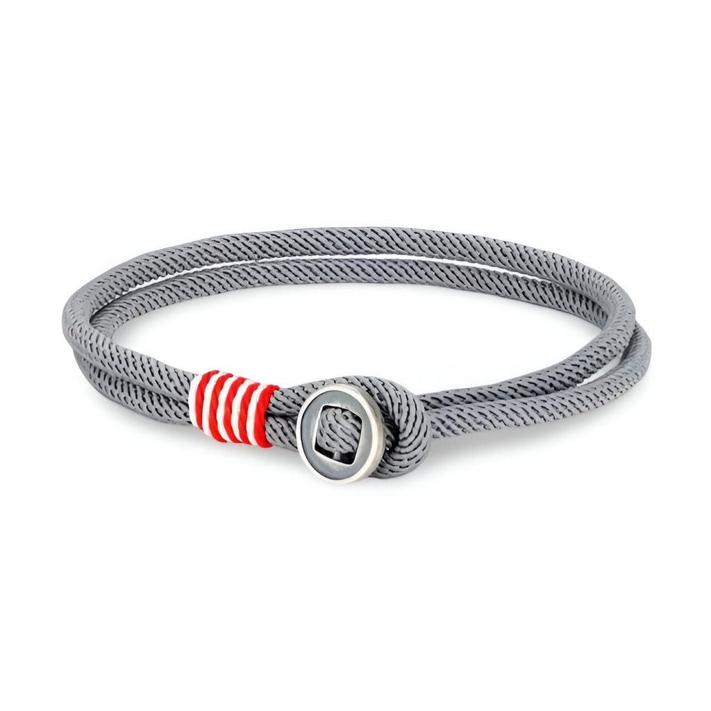 Bracelet cordon gris avec fermoir rond en argent sterling et détails rouges rayés.