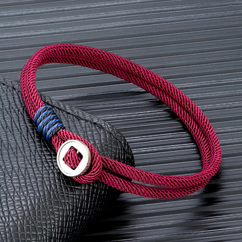 Bracelet cordon rouge avec fermoir en argent sterling et détail bleu marine tressé.