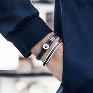 Bracelet cordon bleu marine avec design en argent sterling modèle Vincent sur poignet masculin.