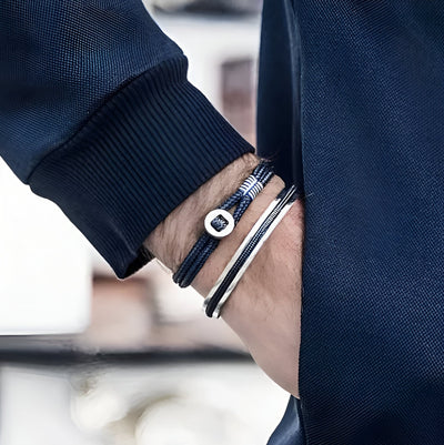 Bracelet cordon bleu marine avec design en argent sterling modèle Vincent sur poignet masculin.