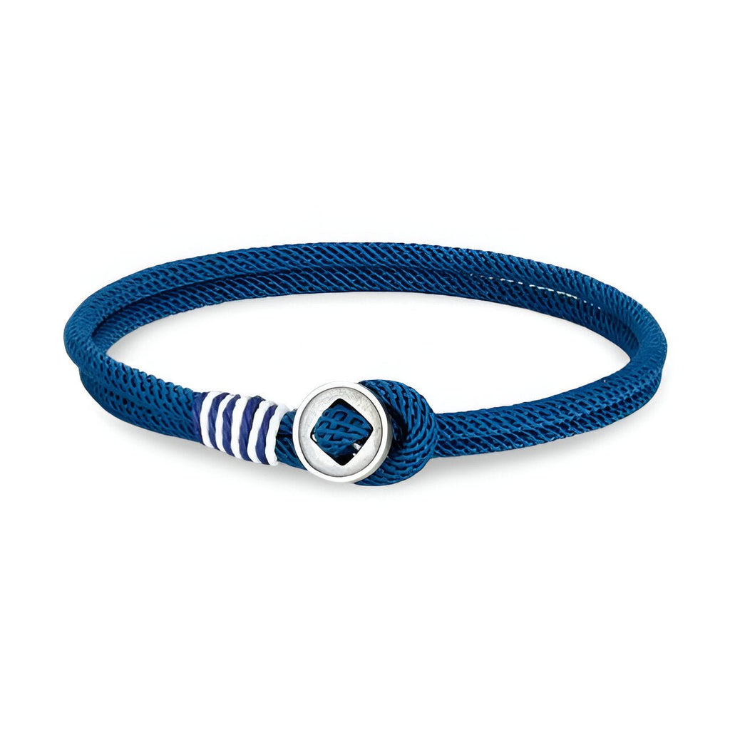 Bracelet cordon bleu marine avec fermoir en argent sterling carré et détails blancs rayés.