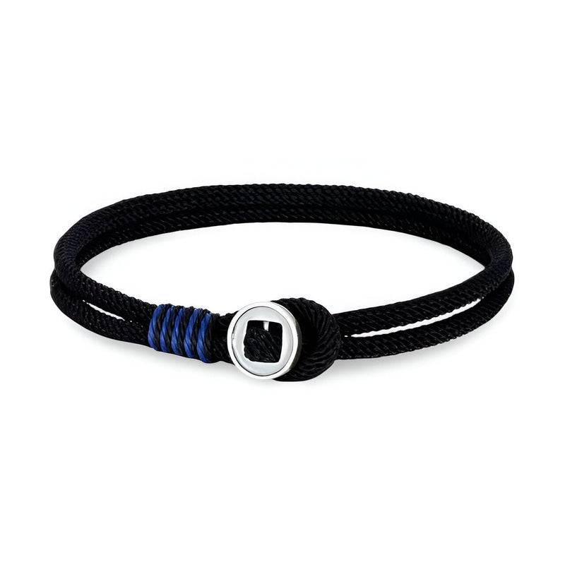 Bracelet cordon noir avec design en argent sterling et détails de fils bleus.
