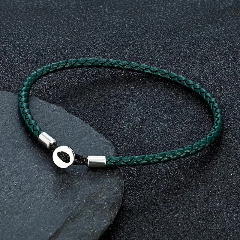 Bracelet cordon vert foncé tressé avec fermoir en métal circulaire argenté minimaliste.