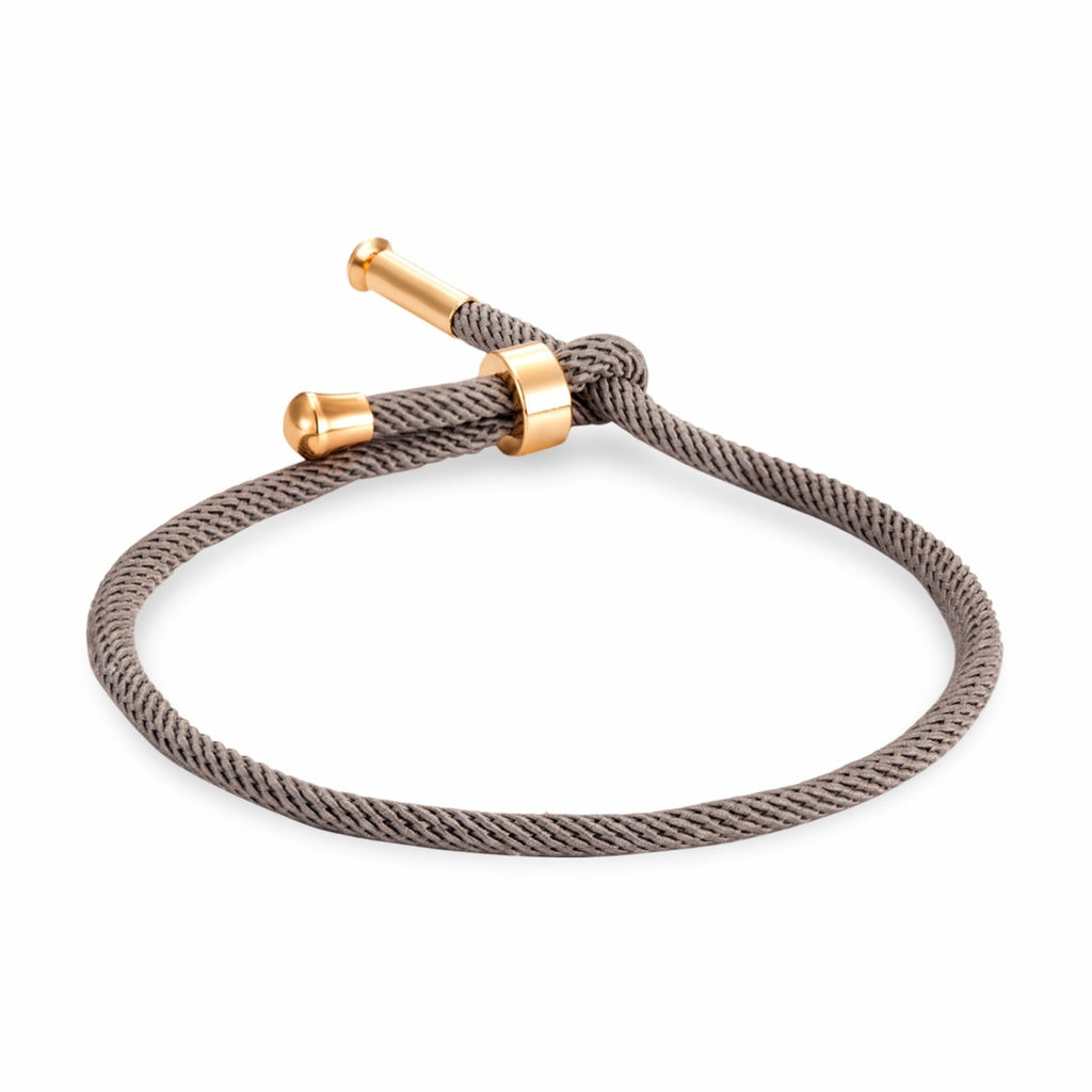 Bracelet cordon gris avec détails en titane plaqué or minimaliste, modèle Frémi.