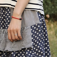 Bracelet cordon rouge avec pierre d'agate noire ronde, style minimaliste pour femme.