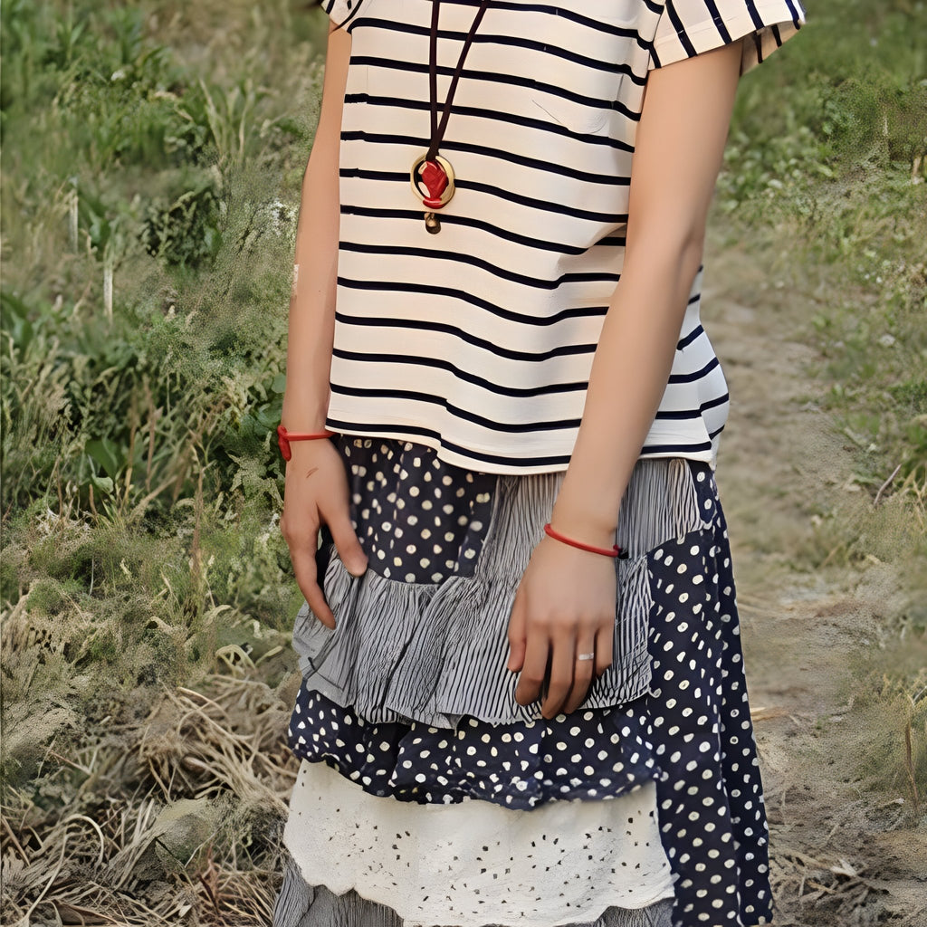 Bracelet cordon rouge avec pierre d'agate noire porté au poignet féminin, style décontracté.